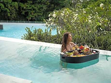 Deluxe Suite Pool Access, Sea View, 1 King Bed