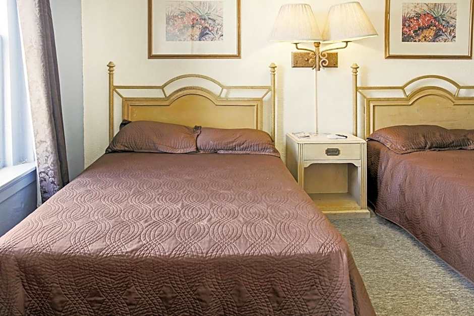 OYO Cameron Historic Hotel Brownsville I-69E