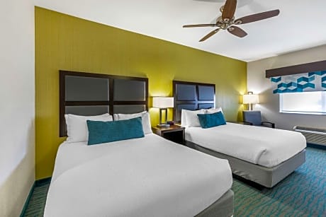 Queen Room with Two Queen Beds and Bath Tub - Disability Access