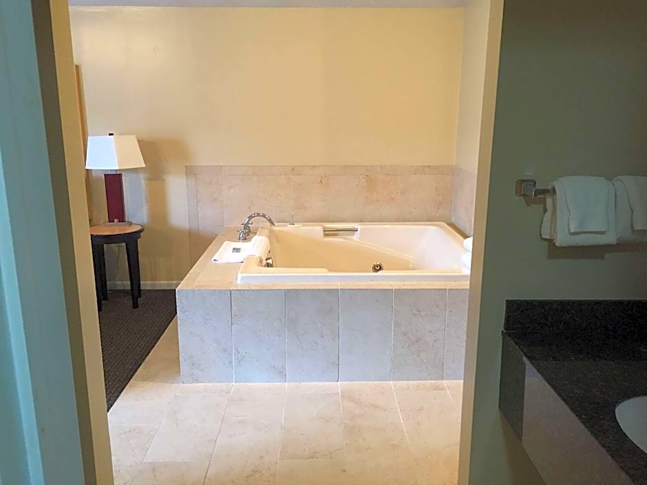Photo 1 of 4 of 1 King Bed, Whirlpool