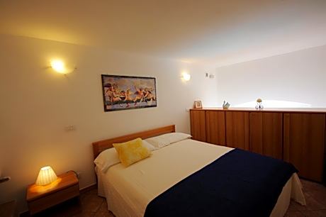 Two-Bedroom Apartment with Lake View (5 Adults)