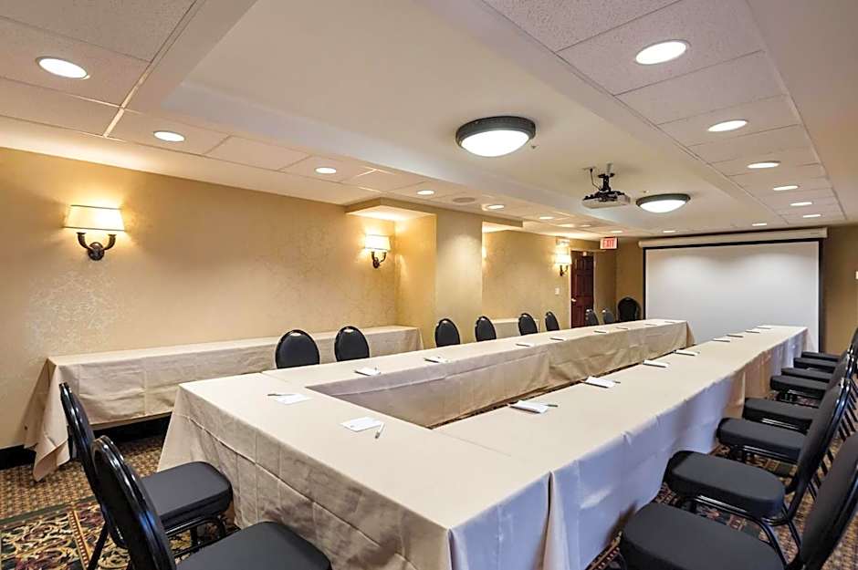 Clarion Collection Arlington Court Suites Hotel