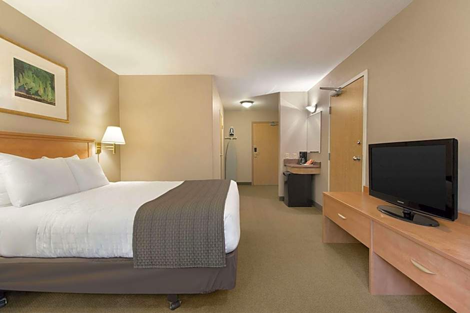Days Inn & Suites by Wyndham Thunder Bay