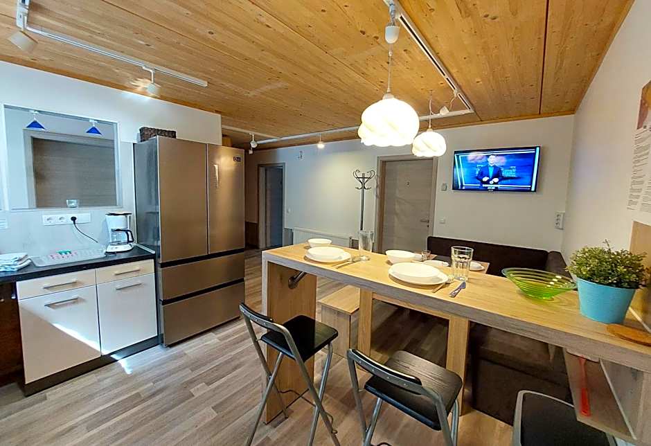 APPARTEMENTHAUS "AM KORNFELD" - 10 Apartments, 40 Betten, Raucher-Balkon, Waschraum, Garten, Grillplatz, Tischtennis, Parkplatz