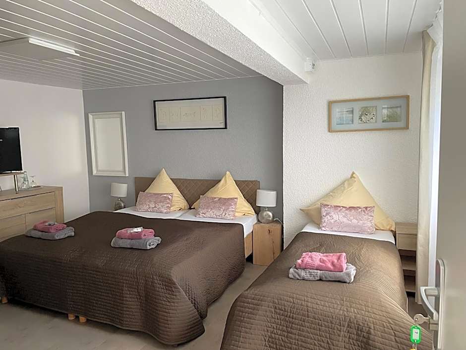 Foto 1 daripada 2 — Triple Room