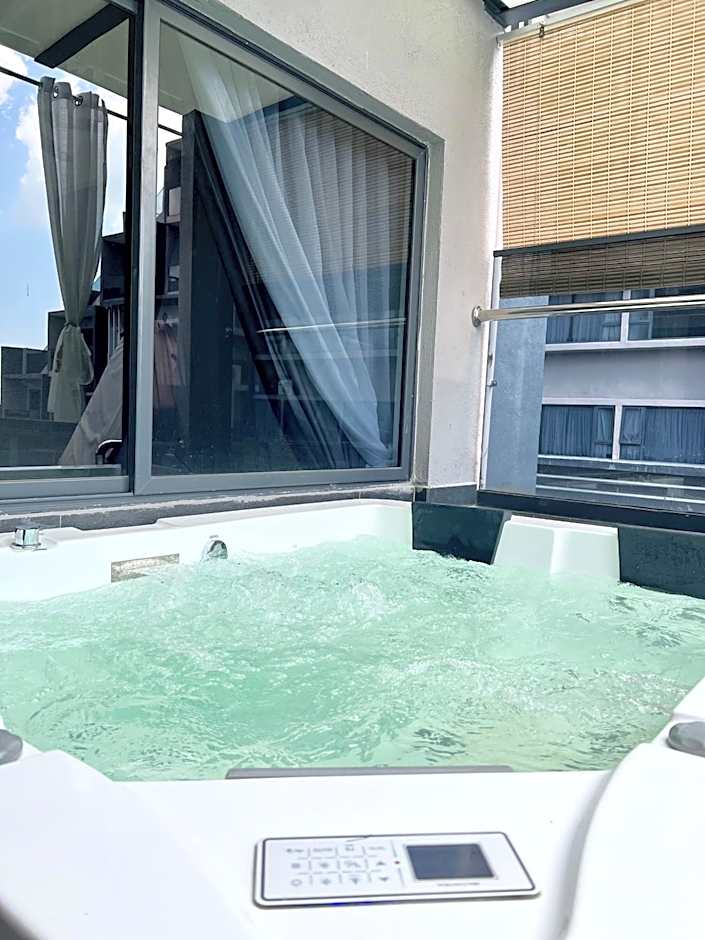 Imperio Residences Private Bathtub or Jacuzzi by Nestcove