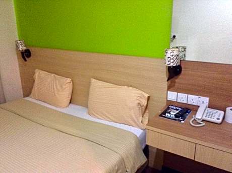 Queen Bed With Window