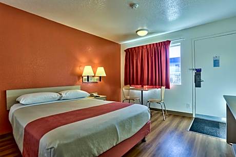 Double Room - Disability Access - Roll In Shower