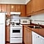 1BD+Den condo, with free parking in Downtown!