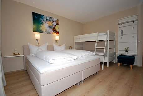 Quadruple Room with Private Bathroom