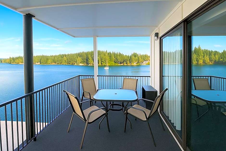 Oyster Bay Inn & Suites