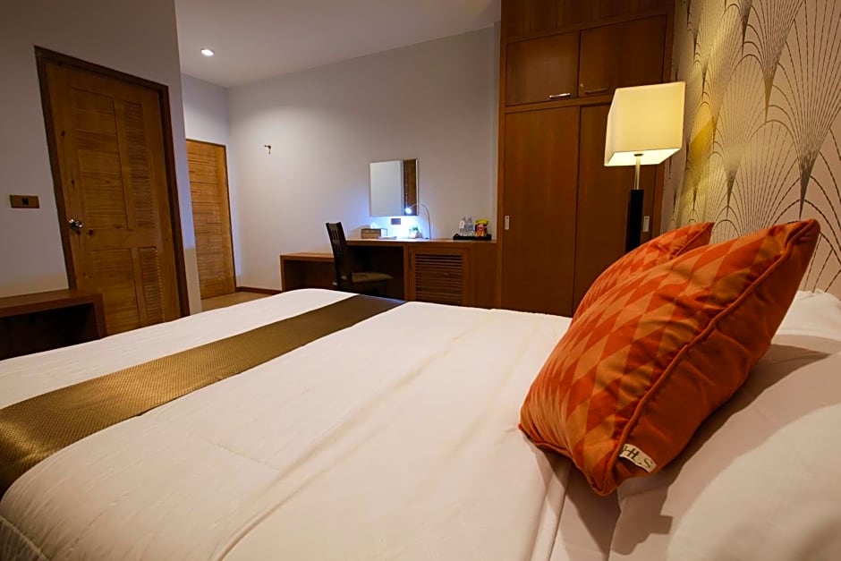 777 Food & Bed