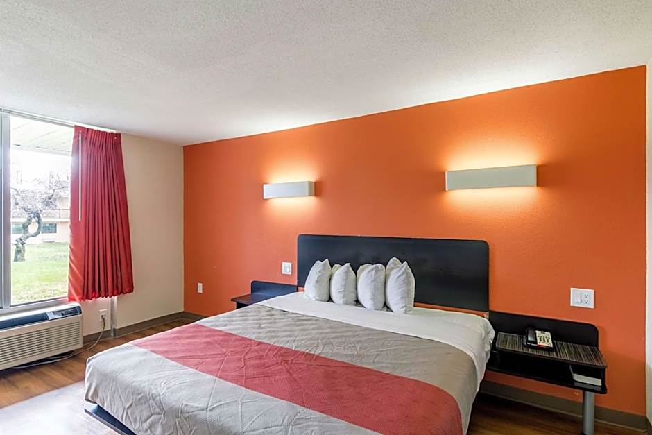 Photo 1 of 4 of 1 Queen Bed, Accessible, Smoking
