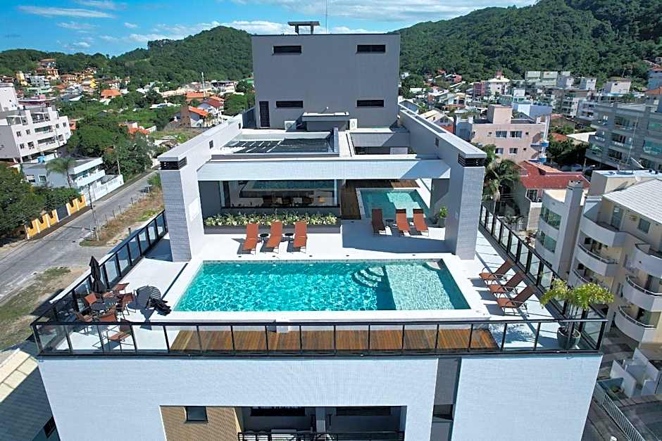 Adra 301 - Apartamento no centro de Bombinhas - Rooftop com piscina e academia - À poucos metros da praia - (Consultar serviços de roupas de cama e banho)