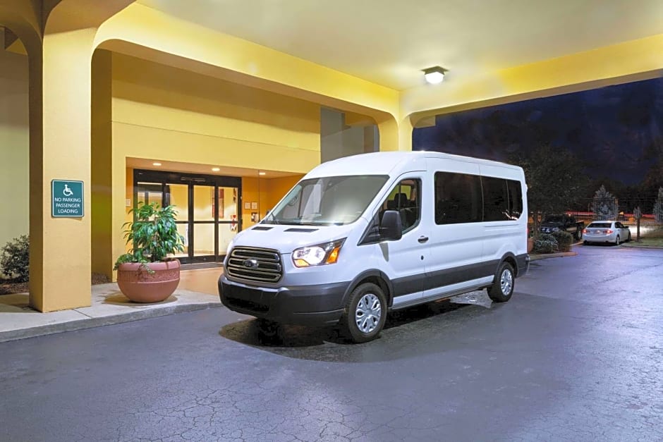 CLT Airport Inn & Suites