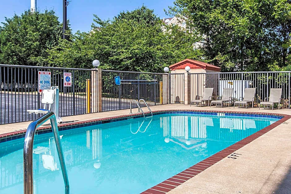 Comfort Inn & Suites Hamilton Place