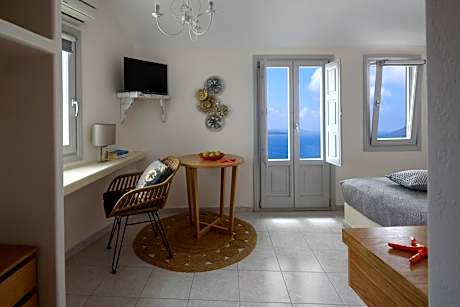 Superior Double Room with Balcony and Caldera View