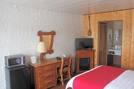 Regular Room with One Queen Bed