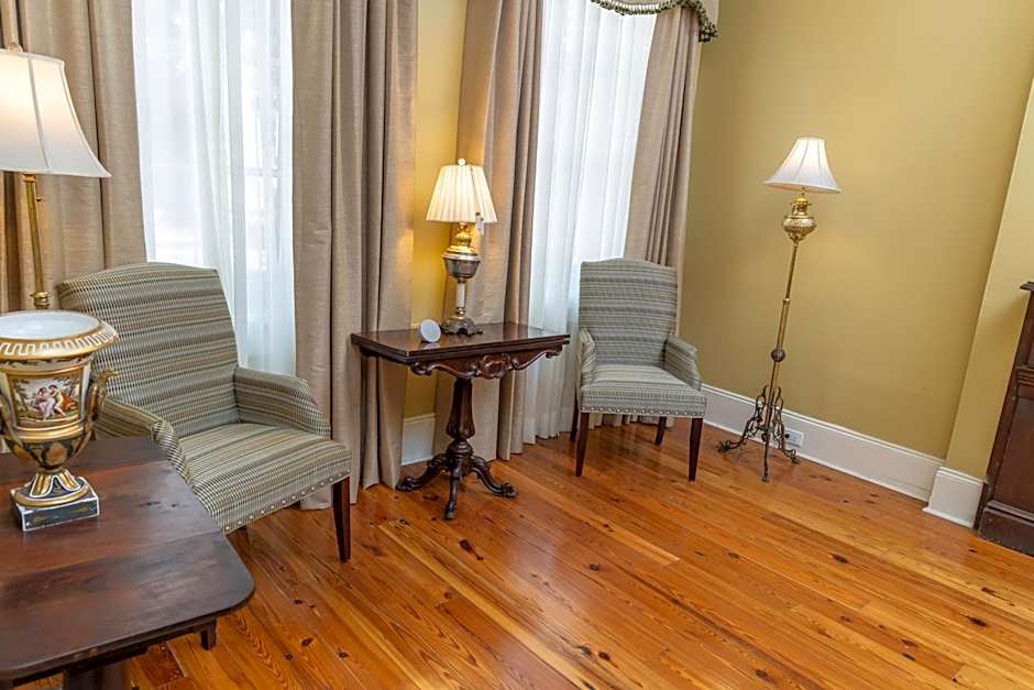 Lamothe House Hotel