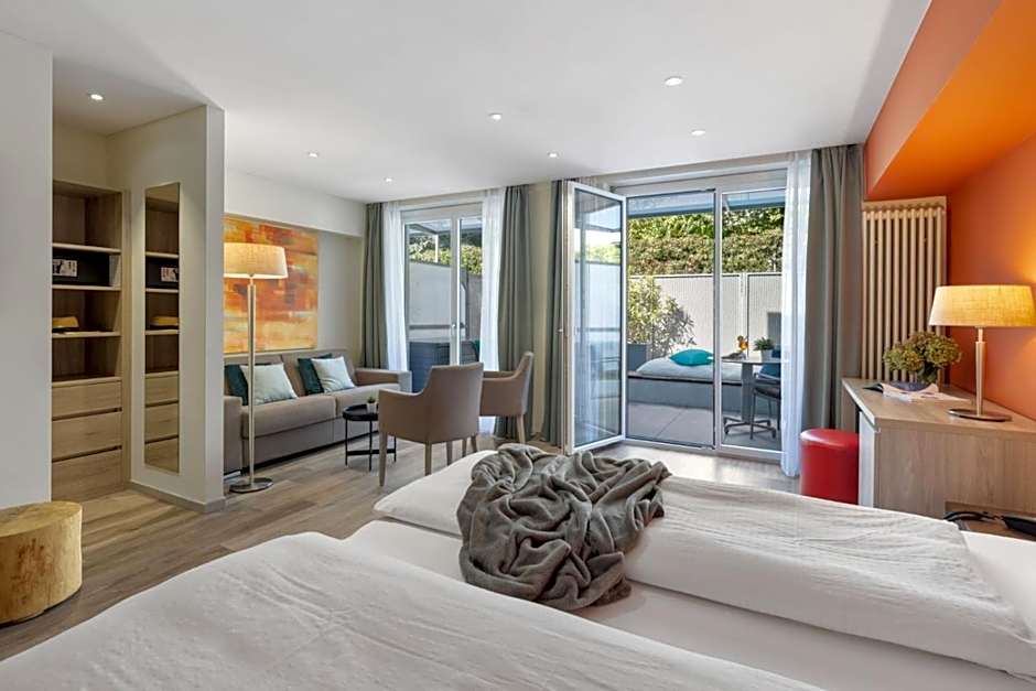 Ascona Lodge, Pool & Garden Retreat