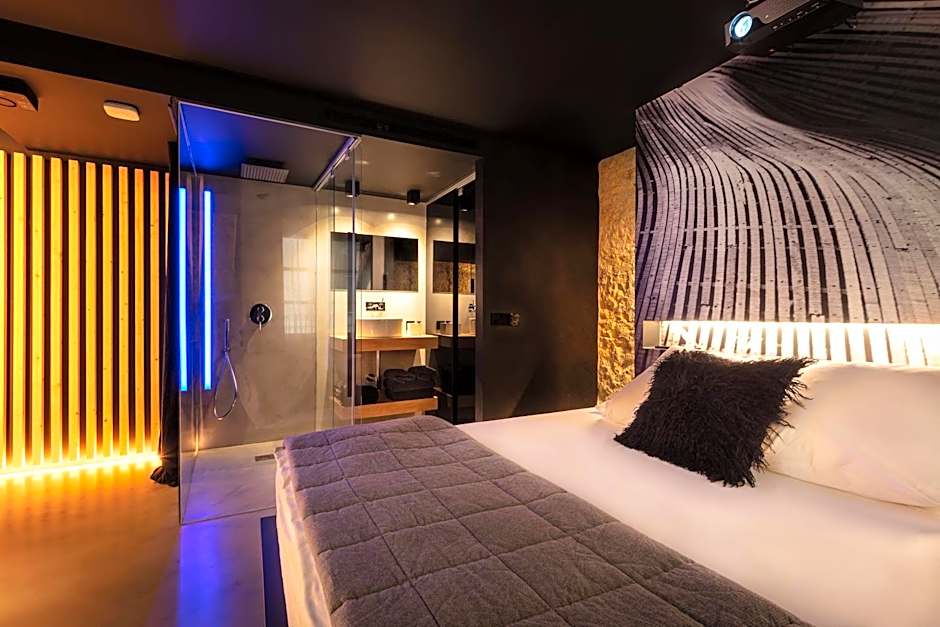 The Black Boutique -- Turistea Suites