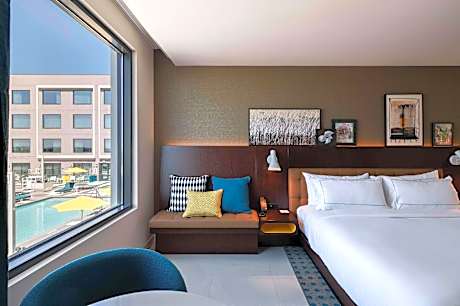 1 King 1 Bedroom Hearing Accessible Pool View