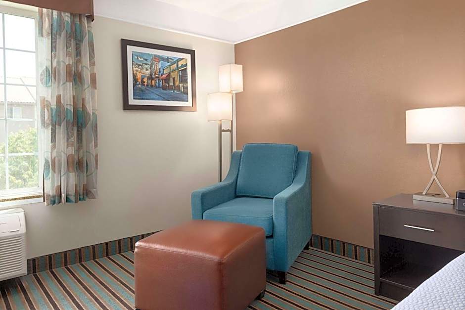 La Quinta Inn & Suites by Wyndham Bakersfield North