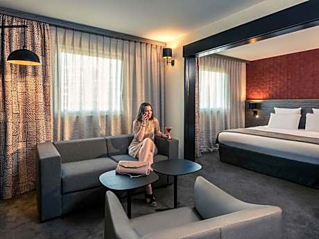 Suite with double bed and sofa