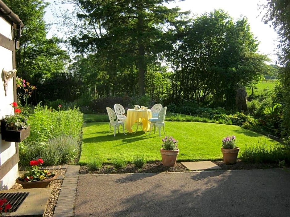 THE MOATS - CODDINGTON A small private thatched cottage B&B located in quiet countryside between Ledbury and Malvern - convenient for the Malvern Three Counties Showground and 5 miles from excellent shops restaurants and Ledbury Poetry Festival
