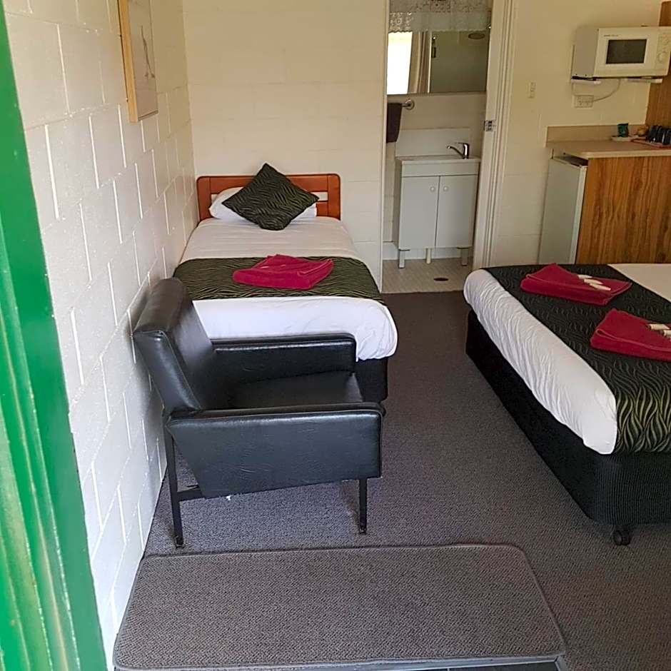 Golden Peak Motel PeakHill