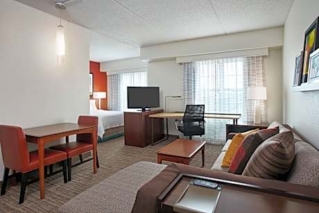 Queen Studio with Sofa Bed and Adapted Tub - Mobility Accessible