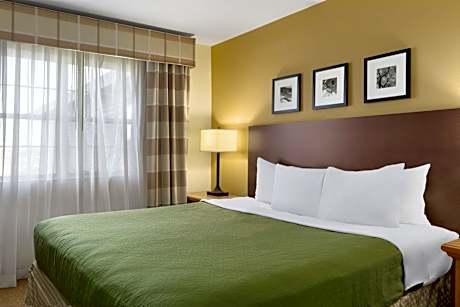 King Room with Roll-in Shower - Disability Access/Non-Smoking