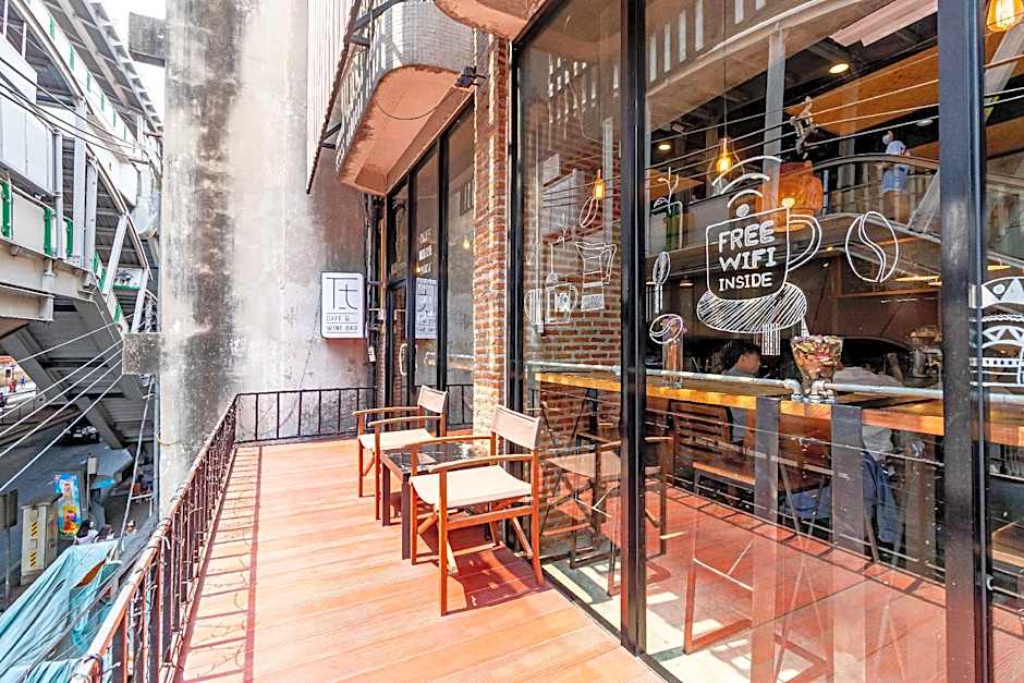 Thonglor travellers' hostel and cafe'