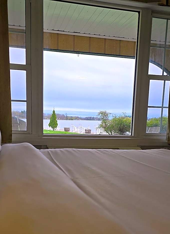 Photo 1 of 1 of 2 Queen Beds, Waterfront