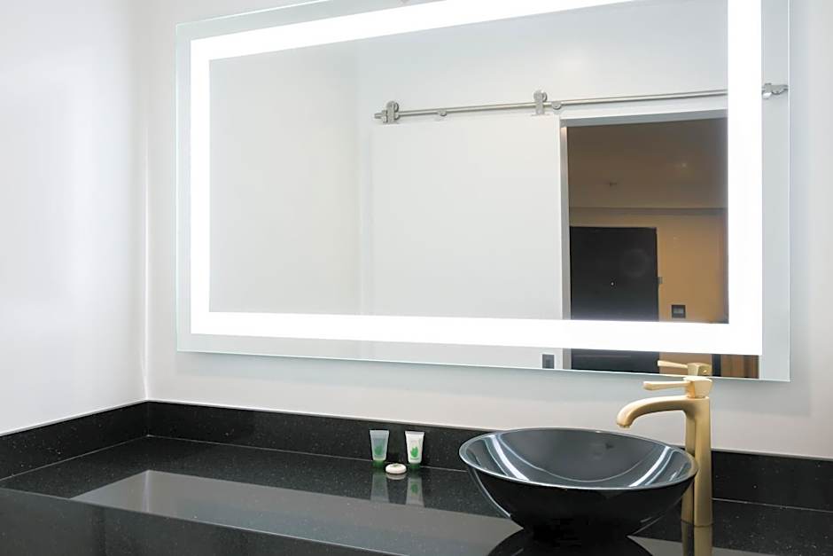 Glen Capri Inn and Suites - Burbank Universal