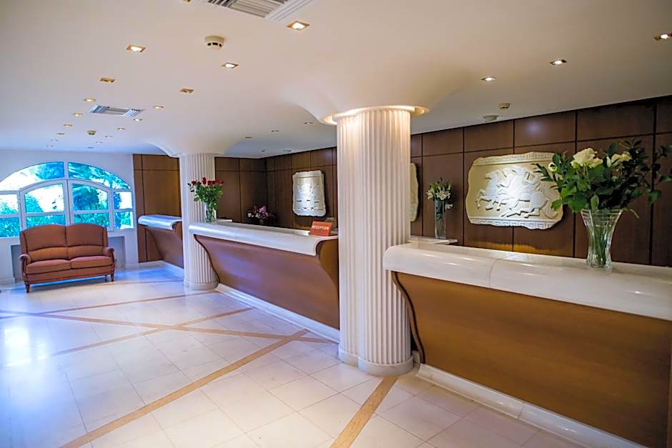 Crithoni's Paradise Hotel