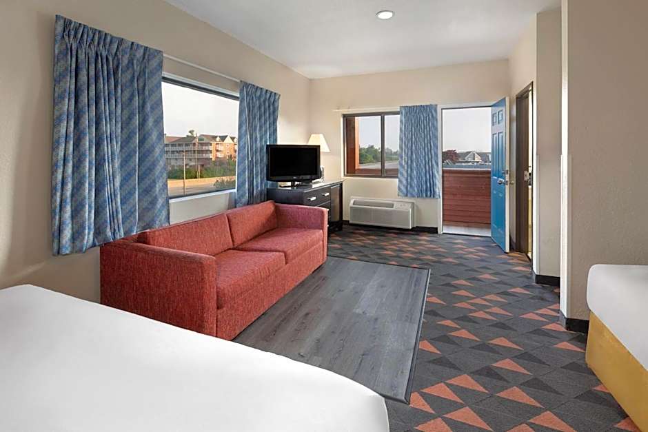 Days Inn by Wyndham Mackinaw City/Bridge