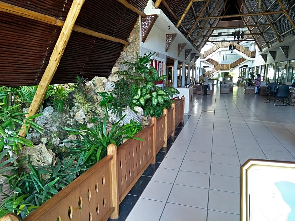 Travellers Beach Hotel & Club