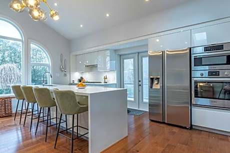 Luxurious & Modern 4BR House w/ 3 Car Parking