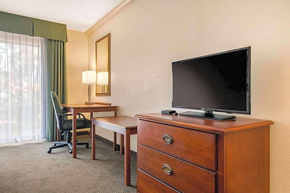 Quality Inn & Suites Tarpon Springs South