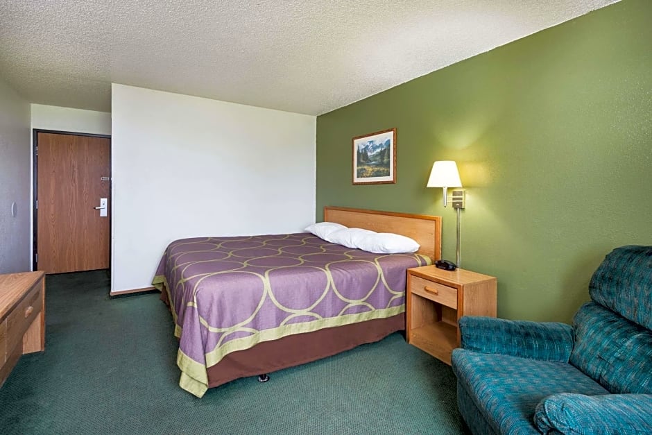 Super 8 by Wyndham Kingdom City