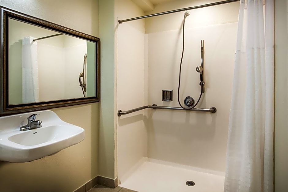 Days Inn & Suites by Wyndham Antioch