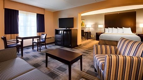 Suite-1 Queen Bed - Non-Smoking, Pillow Top Mattress, Microwave And Refrigerator, Wet Bar, Sofabed, Full Breakfast
