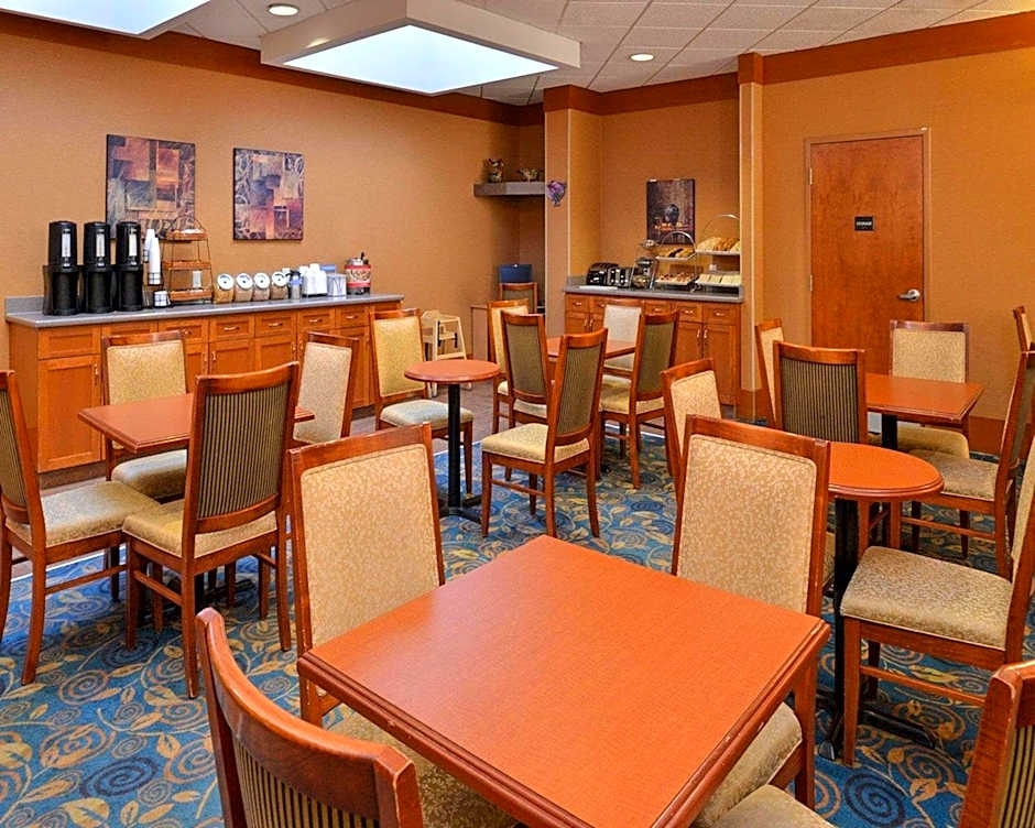 Econo Lodge Inn & Suites University