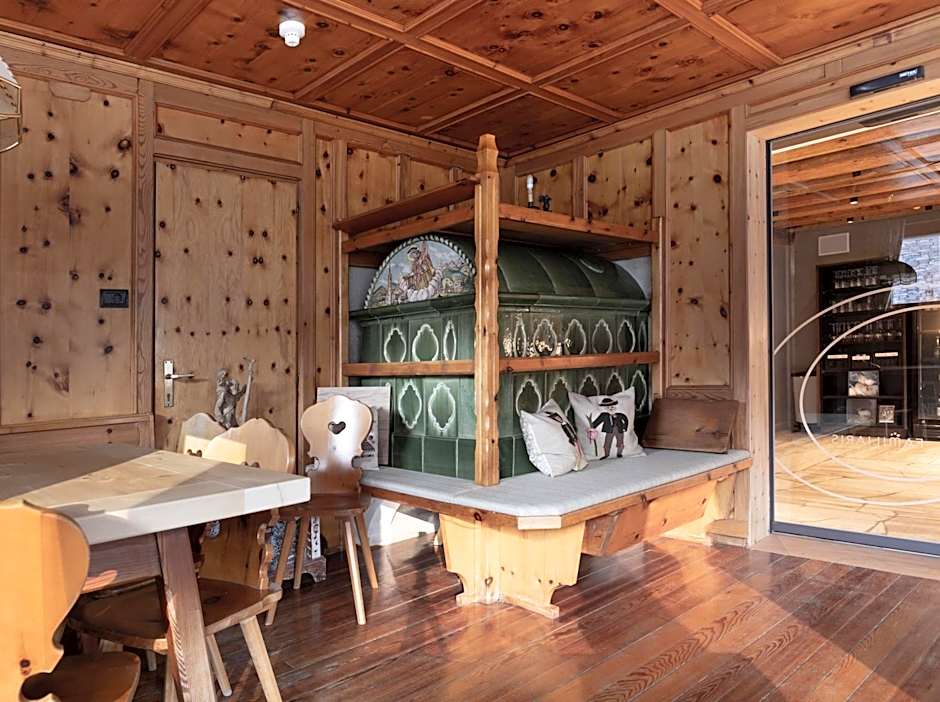 Aparthotel Familiaris - Family Apartments - Pools & Spa in Dolomites