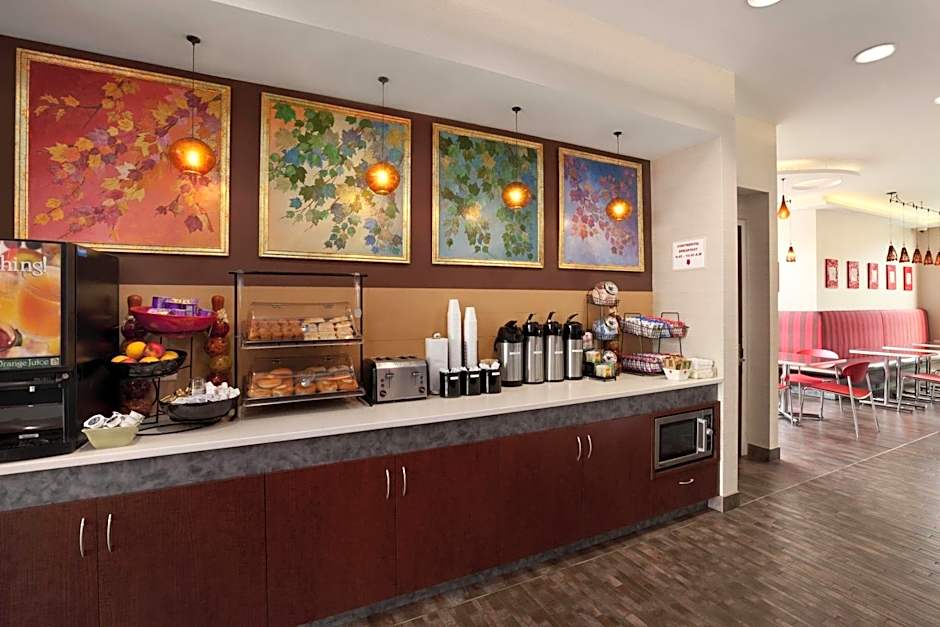 Ramada by Wyndham Rockville Centre