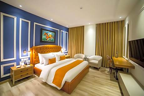 Executive King Room with One King Bed and City View