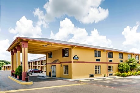 Days Inn & Suites by Wyndham Marshall