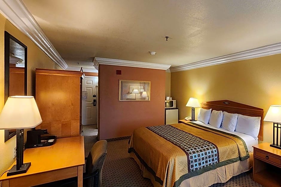 Super 8 by Wyndham Temple I-35