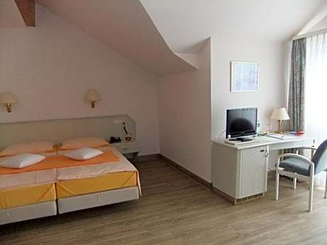 Family Studio (2 Adults + 2 Children)